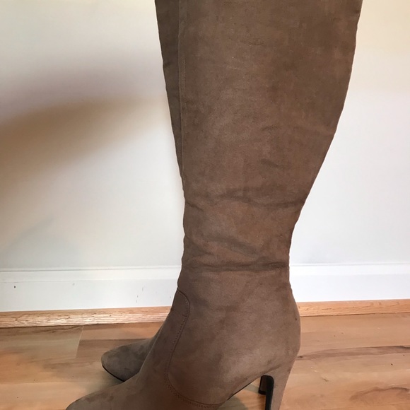 Tan, suede, high-heeled boots - Picture 4 of 4